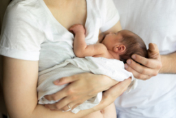 La mujer embarazada escucha los latidos del corazón y los movimientos del  bebé con un estetoscopio o un fetoscopio o un Pinard Horn. Salud fetal  prenatal, ansiedad, concepto del miedo. Fotografías de