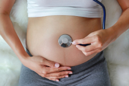 Control del bebé con estetoscopio, clave contra las cesáreas