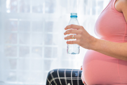 Embarazada con botella de agua