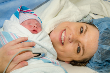 Madre con bebé tras una cesárea